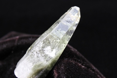 ガネーシュヒマール産ヒマラヤ水晶 原石ポイントAAA・透明・光沢・クローライト