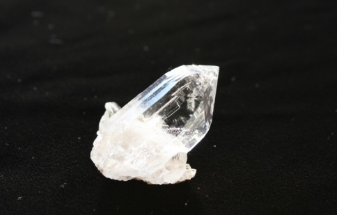 ガネーシュヒマール産ヒマラヤ水晶 原石ポイントAAA・透明・光沢